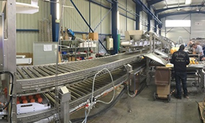 Linea di produzione automatizzata su misura con macchina CNC - industria alimentare 